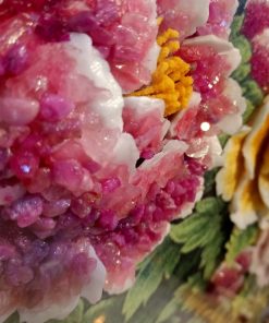 Cánh hoa mẫu đơn trong bức tranh phú quý mãn đường được gắn đá ruby đỏ